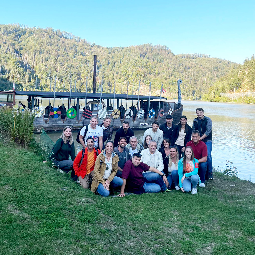 Hammerer Betriebsausflug Teamfoto Wikinger Schiff